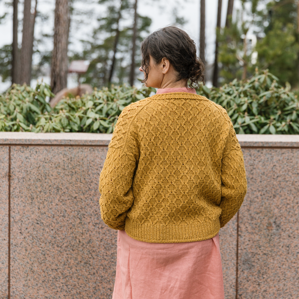 Entwined: Cables, Lace and Knitted Textures by Meiju Kallio