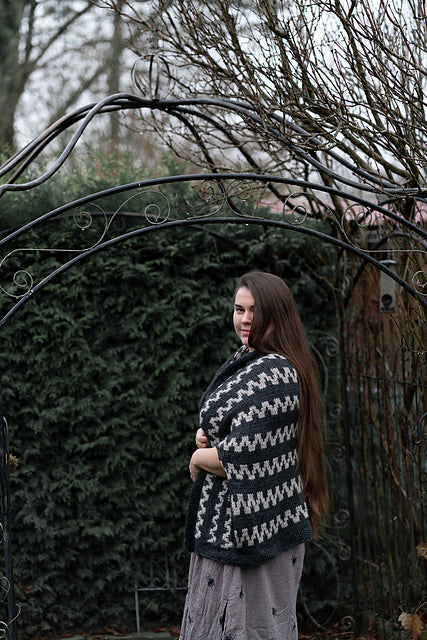 https://www.ravelry.com/projects/LokiFrost/zigzag-cape