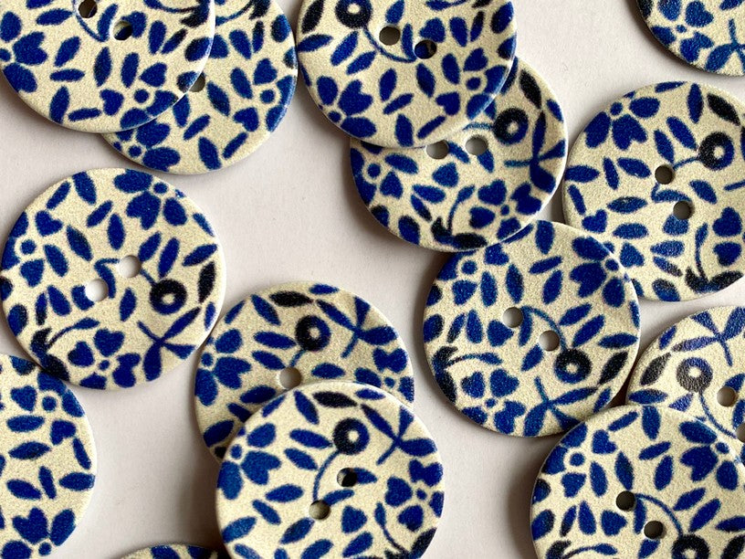 22mm - Opaque White with Blue Floral Design Shell Buttons TextileGarden