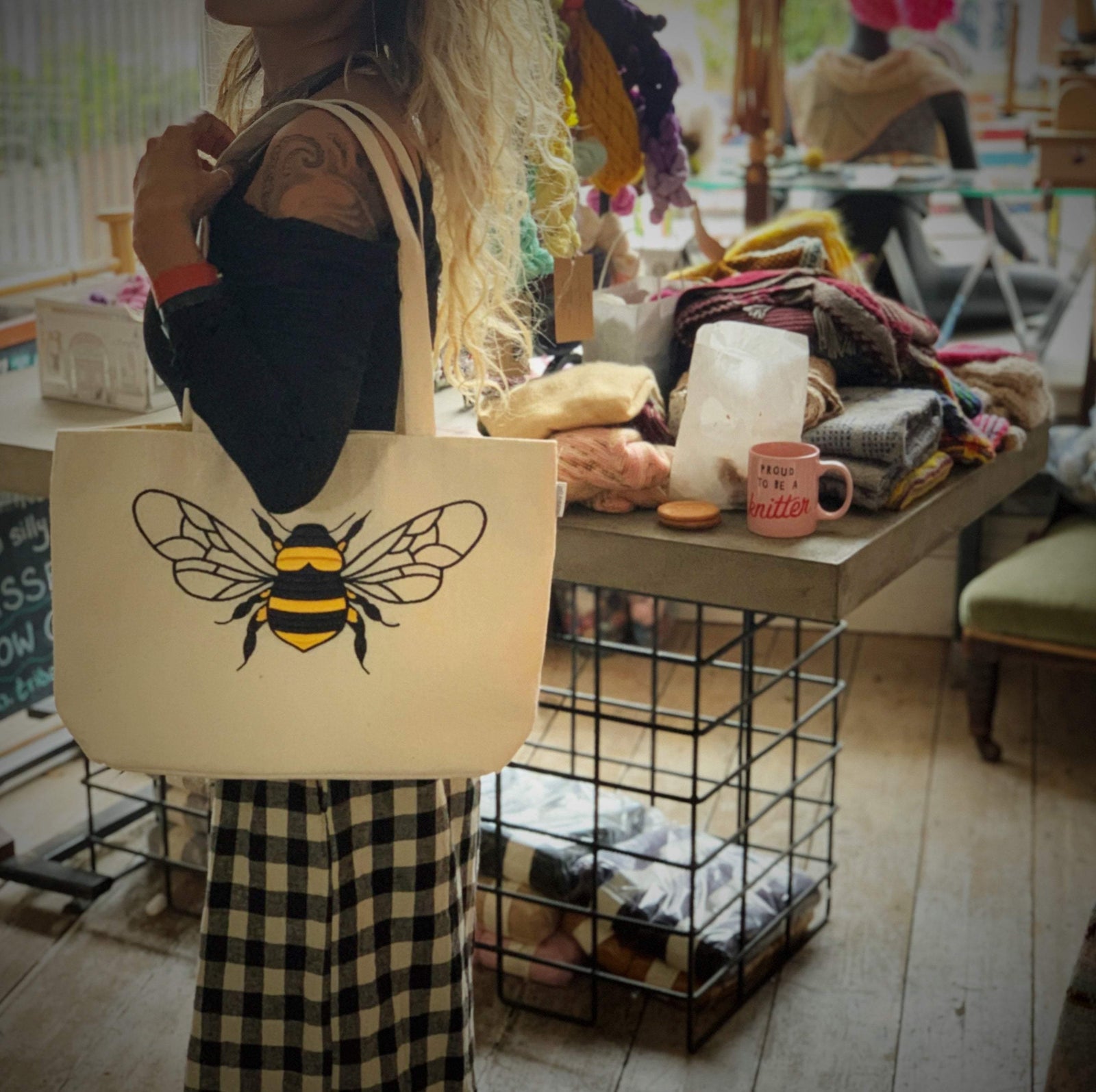 Appliqué Bee Shoulder Tote tribeyarns