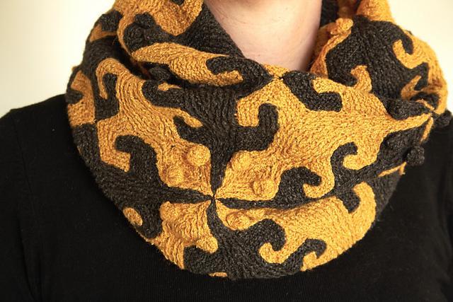 Tiling Lizard Loop Scarf and Cushion Cover Pattern Jana Huck